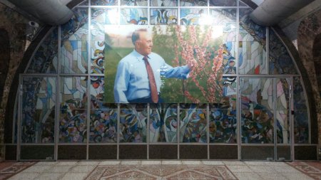 Портрет Назарбаева сняли со станции метро в Алматы