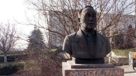 «Кто ж его посадит!»: сколько в мире осталось памятников Нурсултану Назарбаеву