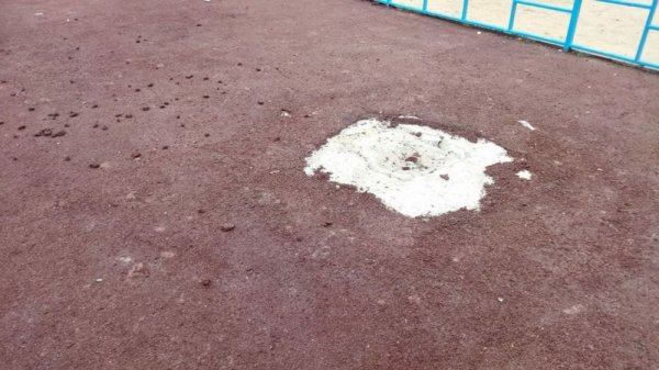 Детская площадка в Актау «рассыпается» спустя месяц после установки