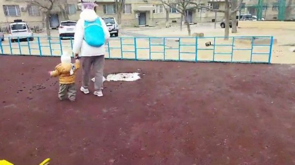 Детская площадка в Актау «рассыпается» спустя месяц после установки