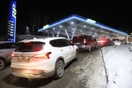 Сколько топлива раскупили за ночь на заправках Алматы