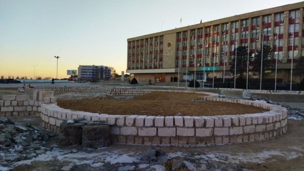 Строительство сквера перед акиматом Актау затянулось: новые сроки