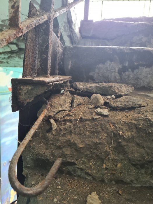 Жильцы бьют тревогу: лестница в доме № 57 в 4 микрорайоне Актау просела из-за интенсивного образования пара в подвале
