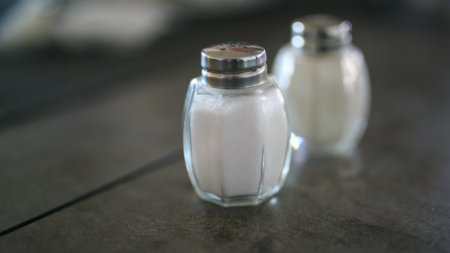 Врач назвал два продукта на столе, которые опаснее даже сахара и соли