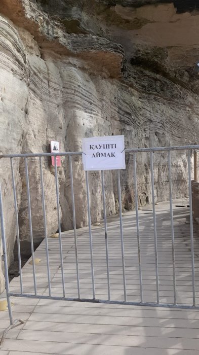 Место обвала камней на Скальной тропе в Актау временно закрыли