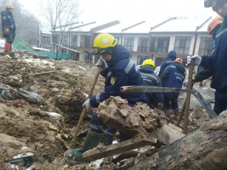 Сход оплывины в Алматы: семью из четырех человек ищут под завалами