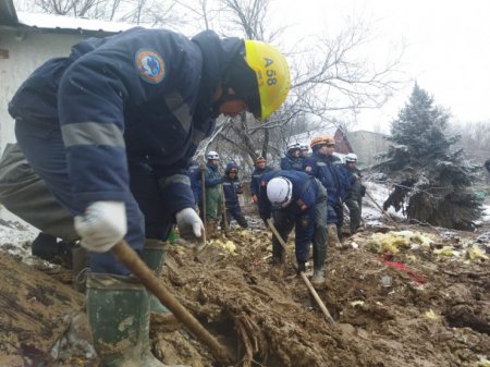 Сход оплывины в Алматы: семью из четырех человек ищут под завалами