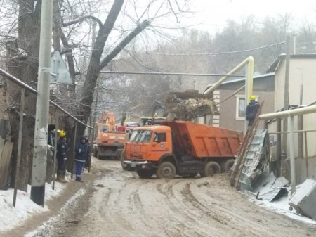 Сход оплывины в Алматы: семью из четырех человек ищут под завалами