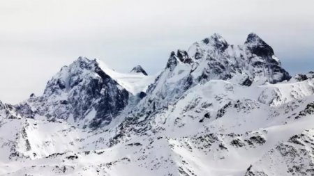 Казахстанский альпинист застрял на горе Эльбрус