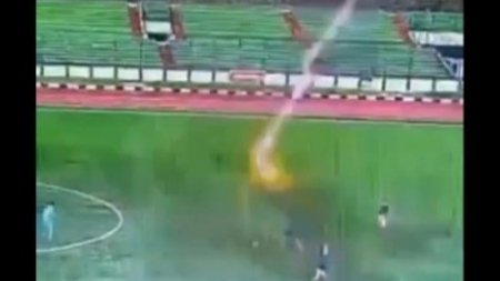 Футболиста убило ударом молнии во время матча в Индонезии