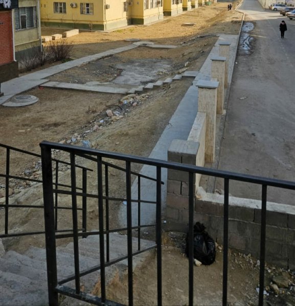 «Электрические поручни»: бьющую током лестницу опасаются жители Актау