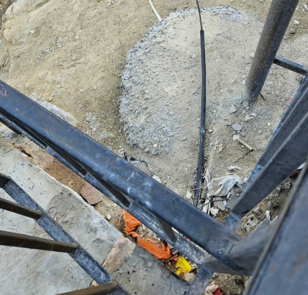 «Электрические поручни»: бьющую током лестницу опасаются жители Актау