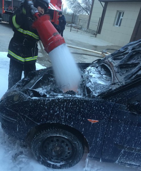 Мог взорваться газобаллон: авто загорелось в Жанаозене