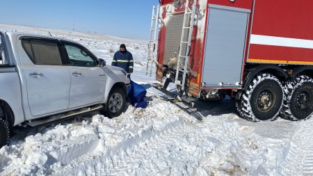 Две машины Скорой помощи вызволили из снежного плена спасатели Мангистау