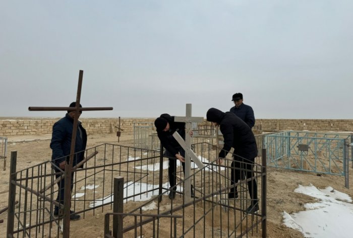 В Каракиянском районе восстановили могилы на православном кладбище после набега вандалов