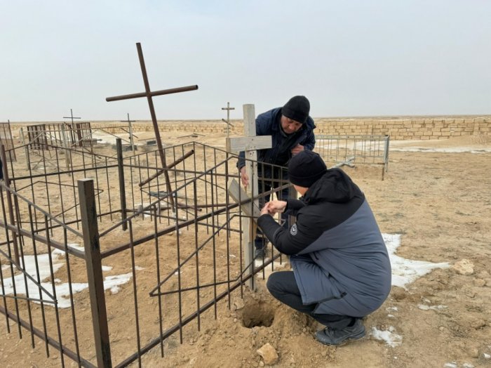 В Каракиянском районе восстановили могилы на православном кладбище после набега вандалов