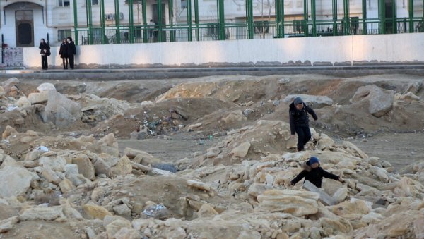 Опасные игры: участок под стройку не огородили в Актау