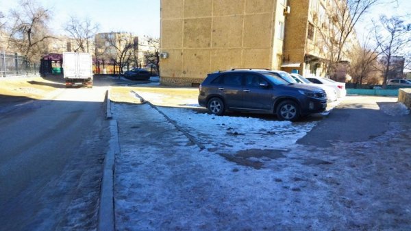 Сделали бордюры, а про асфальт забыли в Актау?