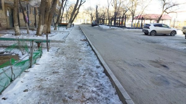 Сделали бордюры, а про асфальт забыли в Актау?