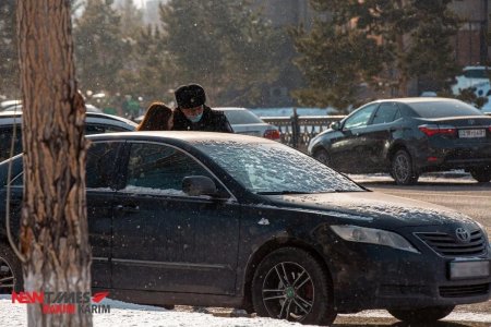 Казахстанцев разозлил штраф за работающий двигатель авто на парковке возле домов