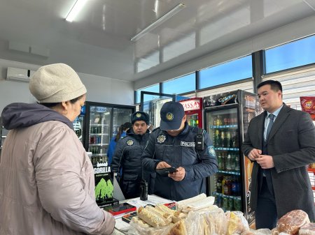 Чистоту на автобусных остановках проверили чиновники Актау