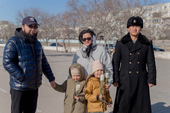 Военные моряки вручили тюльпаны женщинам Актау