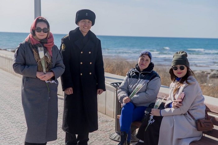 Военные моряки вручили тюльпаны женщинам Актау