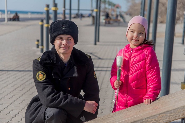 Военные моряки вручили тюльпаны женщинам Актау