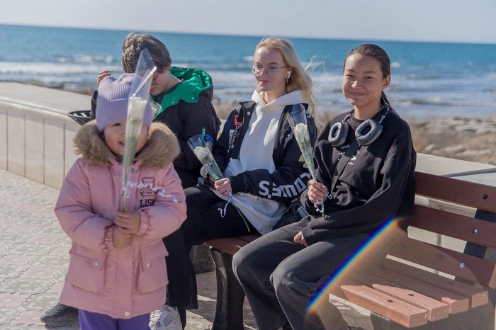 Военные моряки вручили тюльпаны женщинам Актау