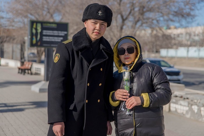 Военные моряки вручили тюльпаны женщинам Актау