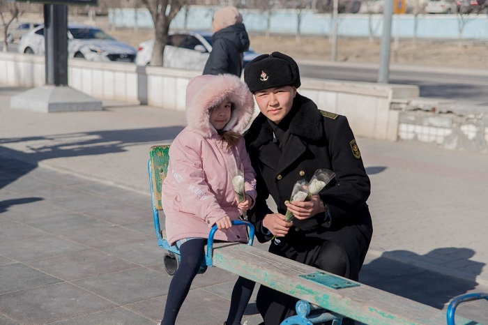 Военные моряки вручили тюльпаны женщинам Актау