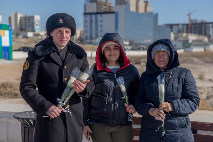 Военные моряки вручили тюльпаны женщинам Актау