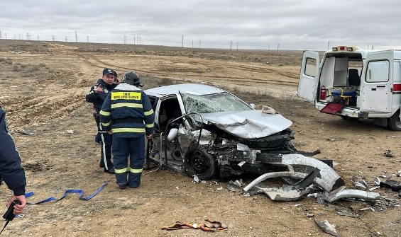 Два человека погибли из-за обгона и столкновения со встречным автомобилем на трассе в Мангистау