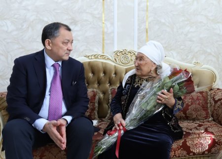 Аким Мангистау поздравил ветерана ВОВ и заслуженного педагога по случаю Дня благодарности