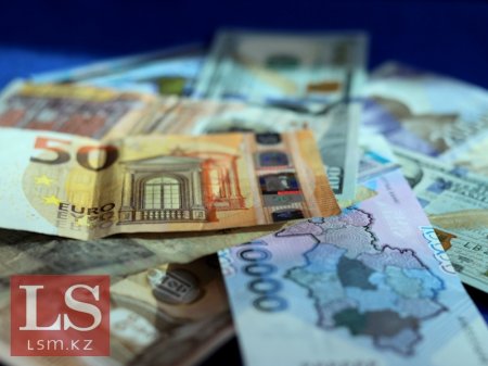 В Казахстан переводят деньги из России и Норвегии