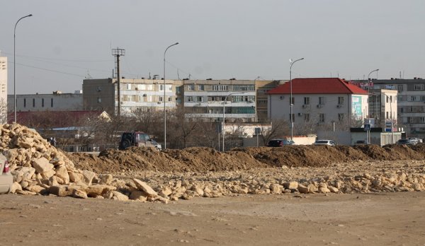 Почему затянулась стройка торгового центра на месте рынка в Актау