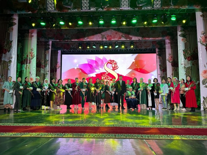 В Актау в честь Международного женского дня наградили многодетных матерей