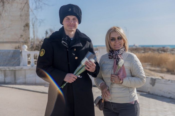 Военные моряки вручили тюльпаны женщинам Актау