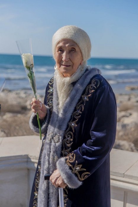 Военные моряки вручили тюльпаны женщинам Актау
