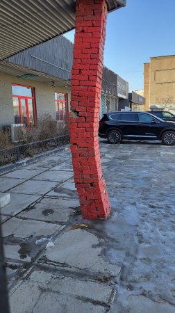 Столб скоро упадет в 8 микрорайоне