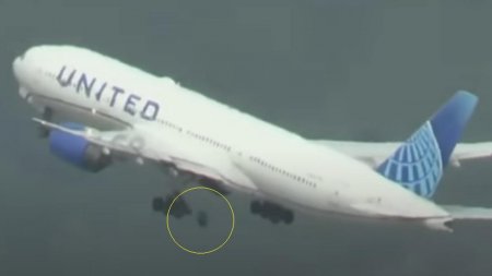 Потерянное самолётом колесо побило машины на парковке