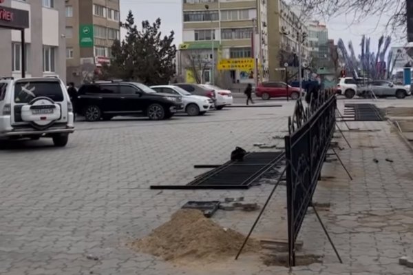 «Преграду» для пешеходов демонтировали в центре Актау