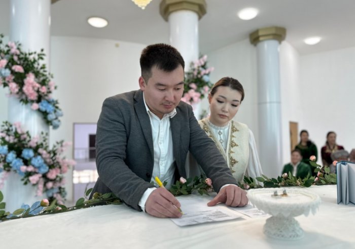 Молодая пара в Актау заключила брак в праздничный день Амал