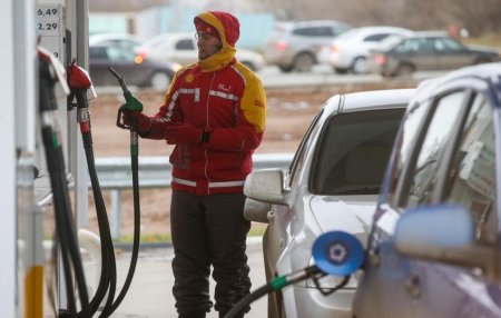 Цены на бензин в России достигли максимума: ждать ли повышения в Казахстане