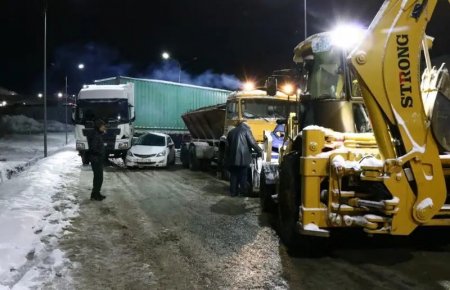 Спор двух водителей: в индустриальной зоне Алматы произошло нелепое ДТП