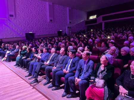 Роза Рымбаева выступила на набережной Актау вопреки штормовому ветру