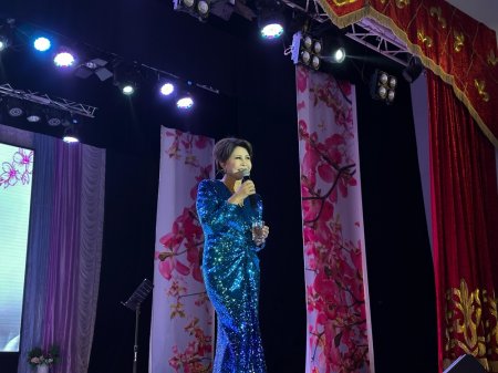 Роза Рымбаева выступила на набережной Актау вопреки штормовому ветру