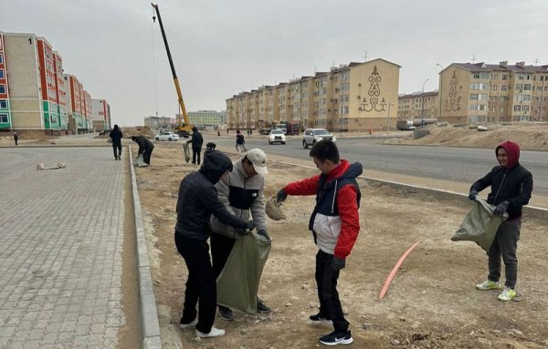 Госслужащие собрали около восьми тонн мусора в Актау