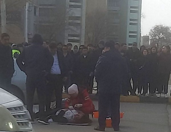 Двух человек сбил автомобиль в Актау