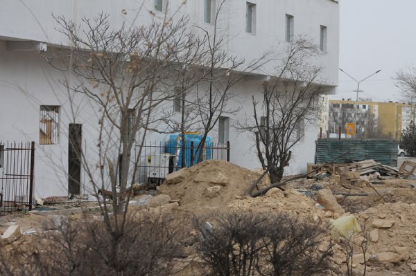 В мусорном «замесе» оказались жители пятиэтажки в Актау